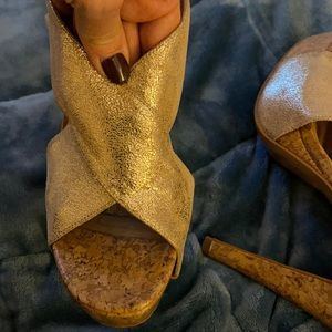 DV hardly worn gold:cork pumps